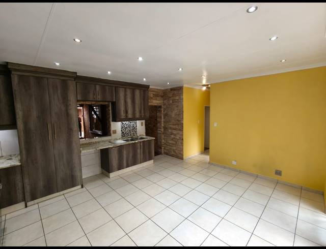 3 BEDROOM TOWNHOUSE FOR SALE IN SAFARI GARDENS